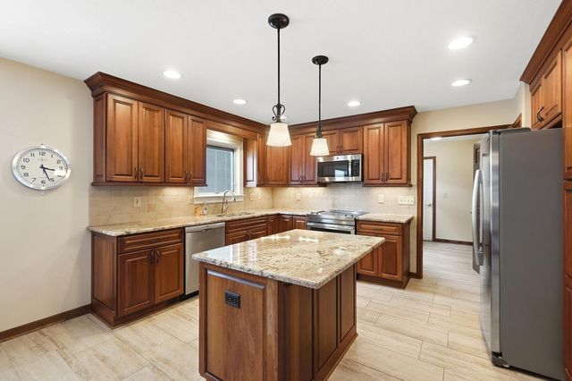 6137 Holywell Drive, Dublin, OH 43017