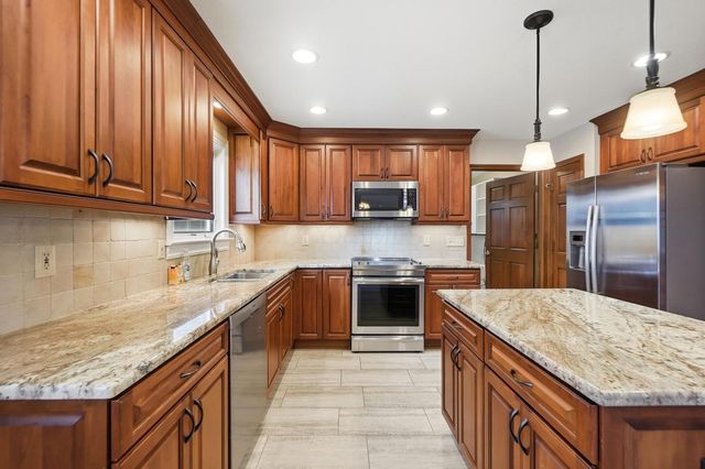 6137 Holywell Drive, Dublin, OH 43017
