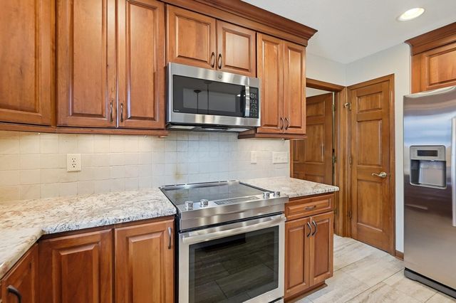 6137 Holywell Drive, Dublin, OH 43017