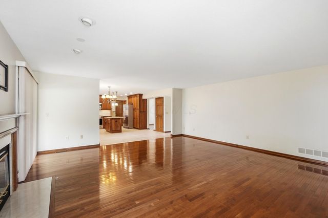 6137 Holywell Drive, Dublin, OH 43017