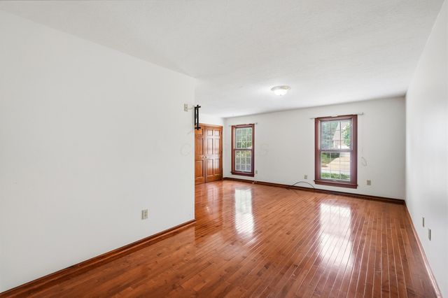 6137 Holywell Drive, Dublin, OH 43017