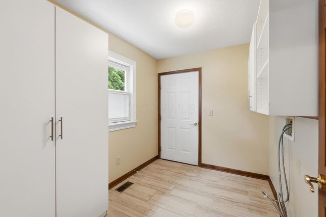 6137 Holywell Drive, Dublin, OH 43017