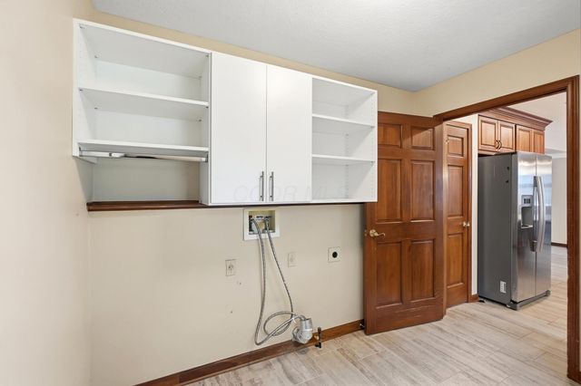 6137 Holywell Drive, Dublin, OH 43017