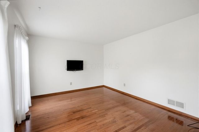 6137 Holywell Drive, Dublin, OH 43017