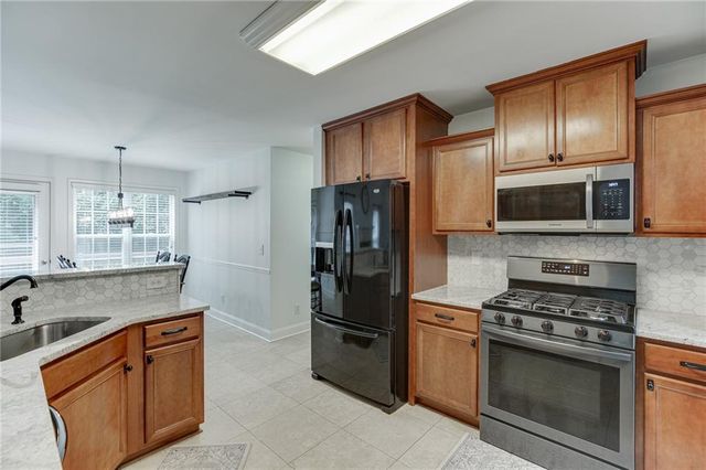646 Forest Pine Dr, Ball Ground, GA 30107