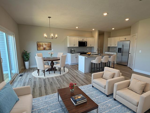 1281 N Maxine Avenue, Nixa, MO 65714