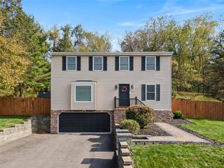 218 Lakeside Dr, Robinson Twp, PA 15136