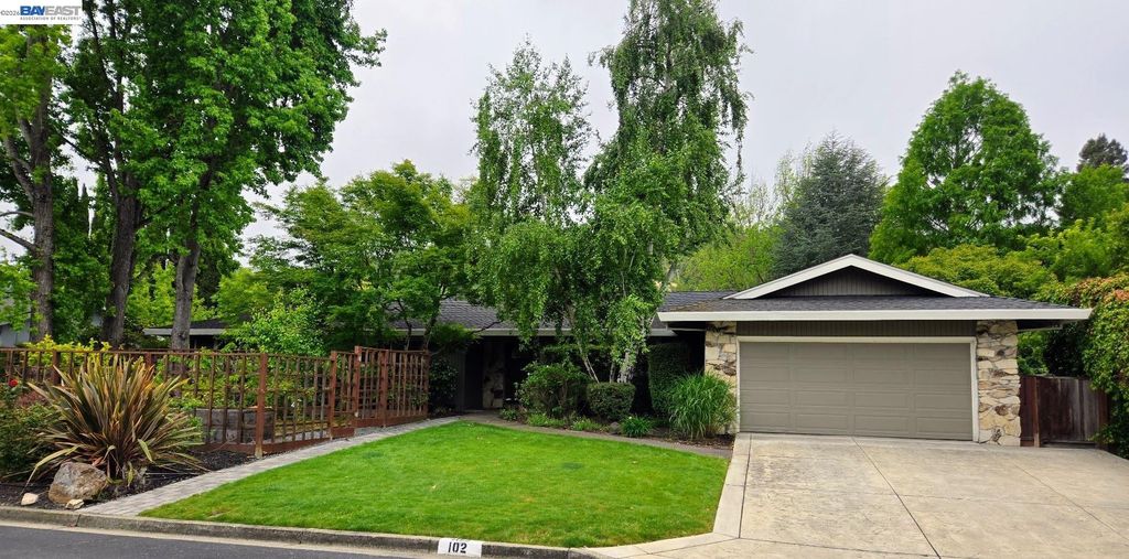 102 Brookfield Dr, Moraga, CA 94556
