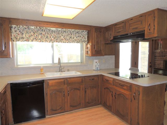 953 Meadowdale Circle, Garland, TX 75043