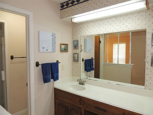 953 Meadowdale Circle, Garland, TX 75043