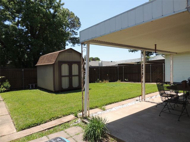 953 Meadowdale Circle, Garland, TX 75043