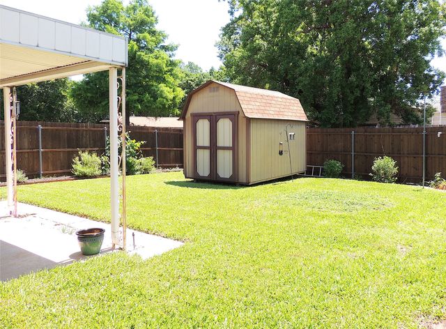953 Meadowdale Circle, Garland, TX 75043