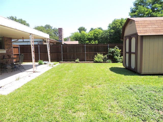 953 Meadowdale Circle, Garland, TX 75043