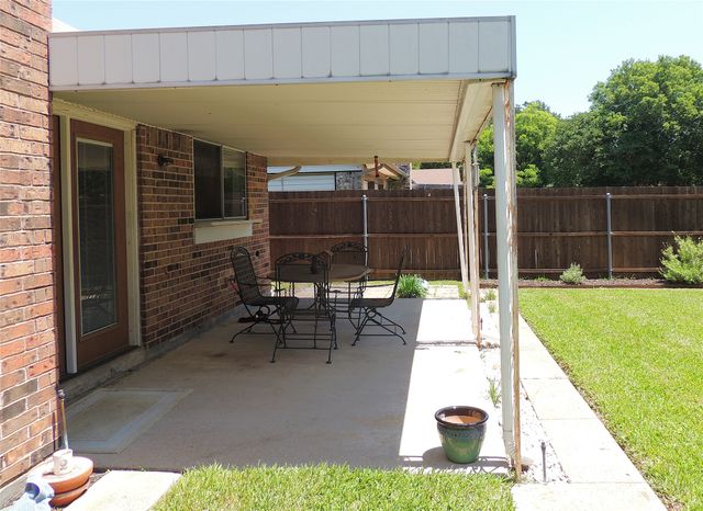 953 Meadowdale Circle, Garland, TX 75043