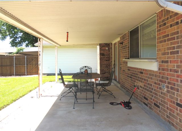 953 Meadowdale Circle, Garland, TX 75043