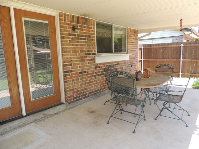 953 Meadowdale Circle, Garland, TX 75043