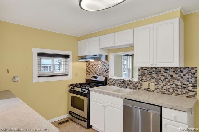 415 Putnam Street, Pinckney, MI 48169