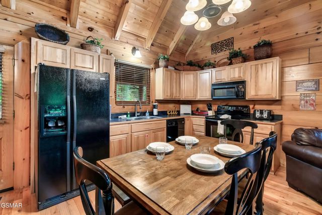 1932 Cougar Crossing Way, Sevierville, TN 37862