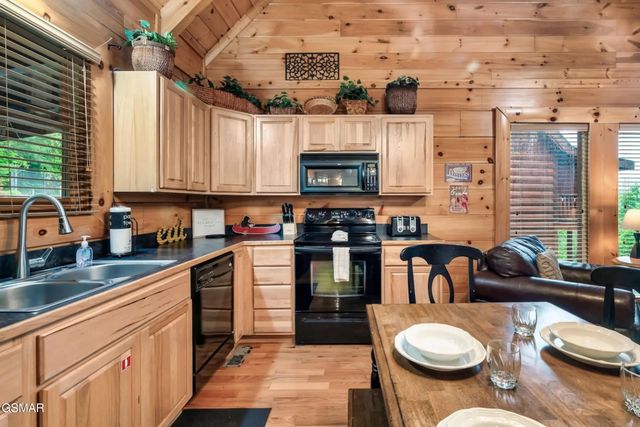 1932 Cougar Crossing Way, Sevierville, TN 37862