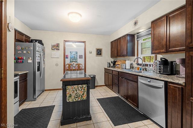 1200 Briarview Avenue NW, North Canton, OH 44720