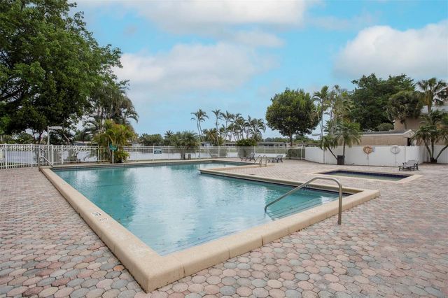 1731 NW 96th Ter 2J, Pembroke Pines, FL 33024