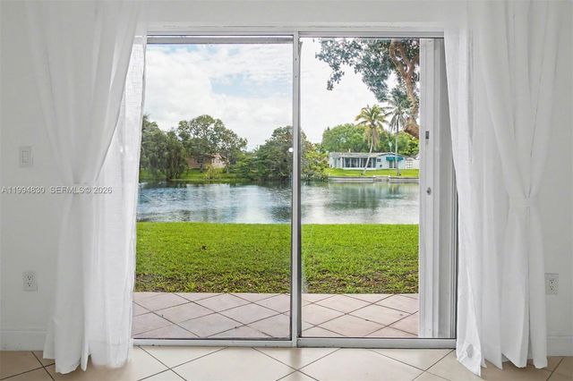 1731 NW 96th Ter 2J, Pembroke Pines, FL 33024