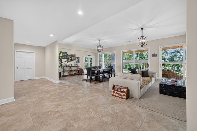 41W438 Barlow Drive, St. Charles, IL 60175