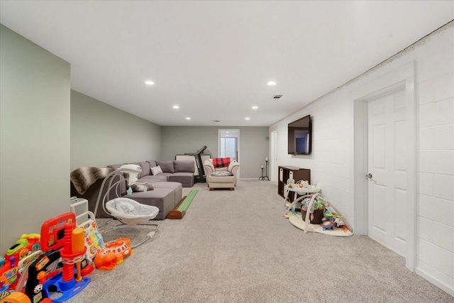 W230S2425 Morningside DRIVE, Waukesha, WI 53186