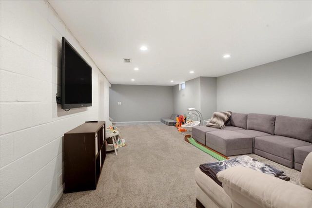 W230S2425 Morningside DRIVE, Waukesha, WI 53186