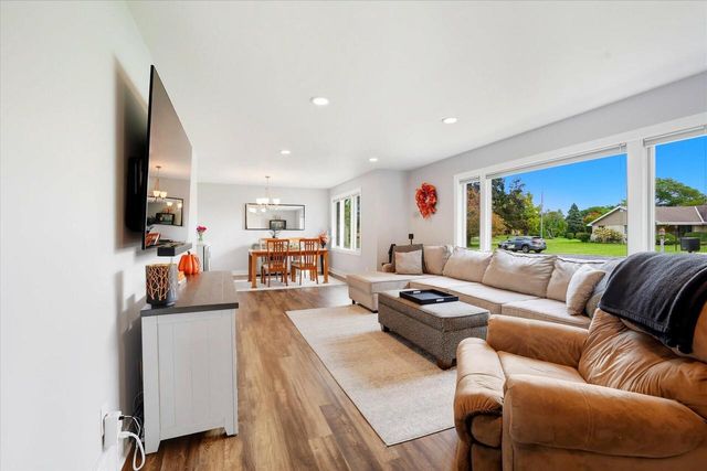 W230S2425 Morningside DRIVE, Waukesha, WI 53186