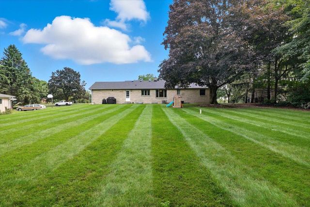 W230S2425 Morningside DRIVE, Waukesha, WI 53186