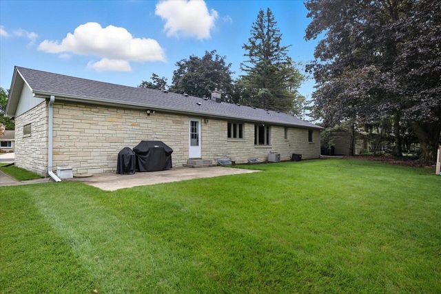 W230S2425 Morningside DRIVE, Waukesha, WI 53186