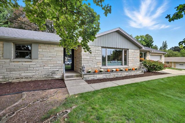 W230S2425 Morningside DRIVE, Waukesha, WI 53186