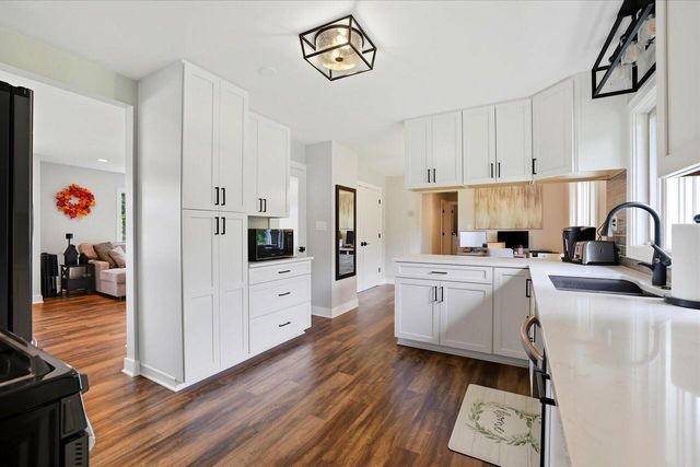 W230S2425 Morningside DRIVE, Waukesha, WI 53186