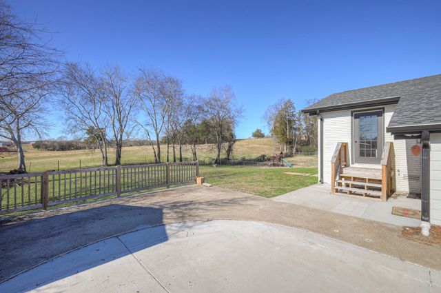 7 Roberts Ln, Lebanon, TN 37087