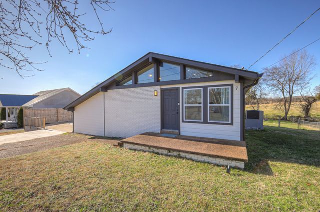 7 Roberts Ln, Lebanon, TN 37087