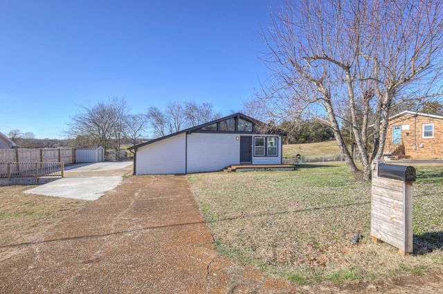 7 Roberts Ln, Lebanon, TN 37087