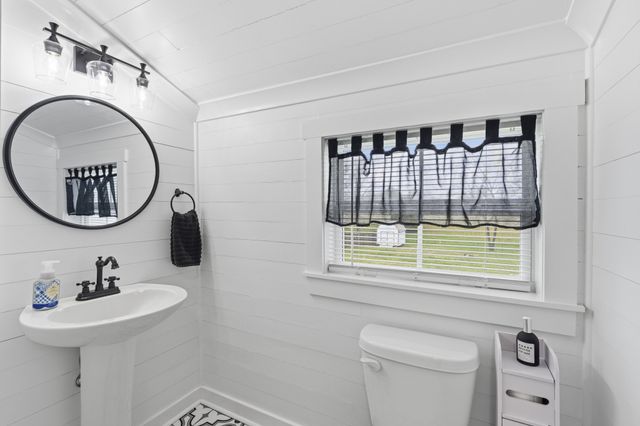 411 2nd Ave, S, Loretto, TN 38469