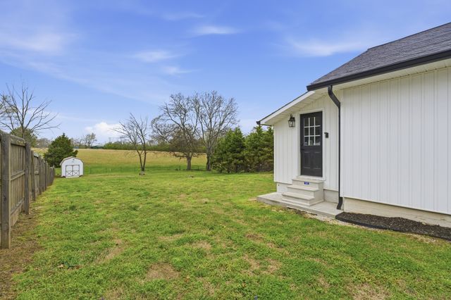 411 2nd Ave, S, Loretto, TN 38469