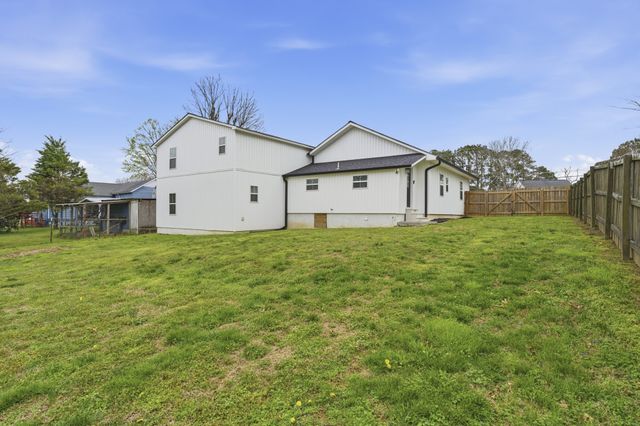 411 2nd Ave, S, Loretto, TN 38469