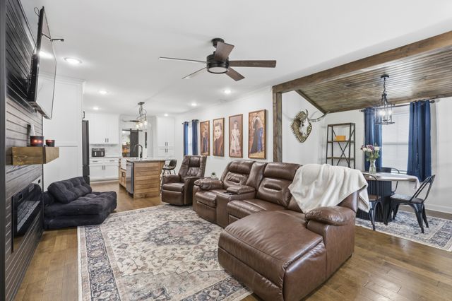 411 2nd Ave, S, Loretto, TN 38469