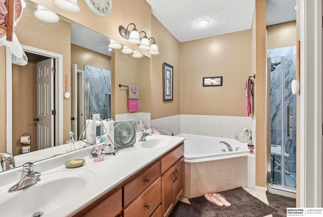 5951 N 92nd Avenue, Omaha, NE 68134
