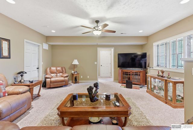 5951 N 92nd Avenue, Omaha, NE 68134