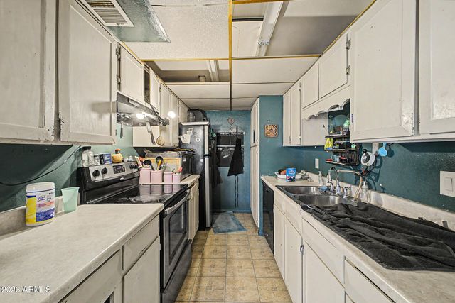6048 W GOLDEN Lane, Glendale, AZ 85302