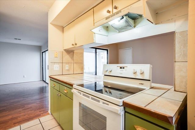 504 S Paula Ave, Wichita, KS 67209