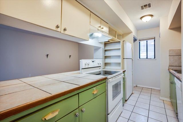 504 S Paula Ave, Wichita, KS 67209