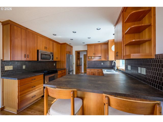 2445 Sw MONTGOMERY Dr, Portland, OR 97201