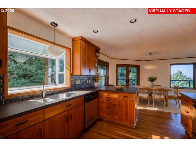 2445 Sw MONTGOMERY Dr, Portland, OR 97201