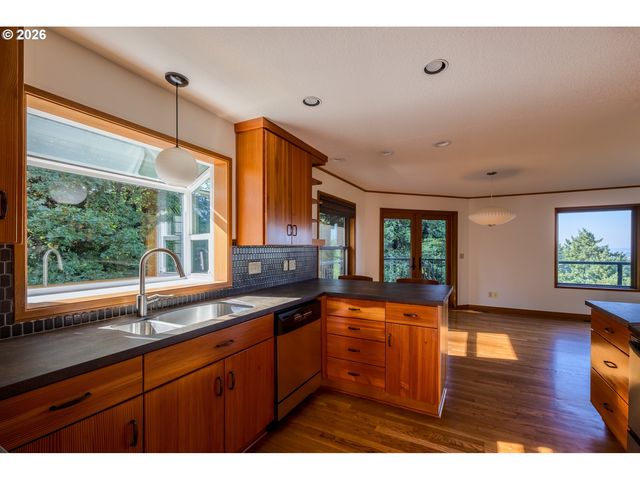 2445 Sw MONTGOMERY Dr, Portland, OR 97201