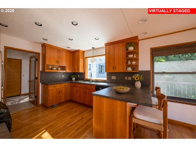 2445 Sw MONTGOMERY Dr, Portland, OR 97201